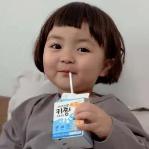 小孩子喝奶 - getsticker.com