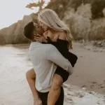 L'amour est un monde par
lui-même. Soit vous êtes
dedans, au centre
vous êtes dehors, en train
d'y aspirer.
soit