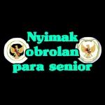 Nyimak obrolan para senior 