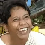 猩猩在树林里行走