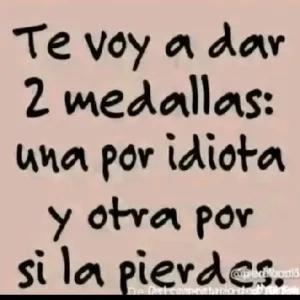 Te voy a dar 2 medallas: una por idiota y otra por si la pierdes. @pecalbutia De Delcosmombardotted muktak - getsticker.com