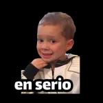 Chico de sonrisa falsa
