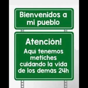 Bienvenidos a mi pueblo Atención! Aqui tenemos metiches cuidando la vida de los demás 24h - getsticker.com