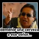 demenle una cerveza a ese señor...