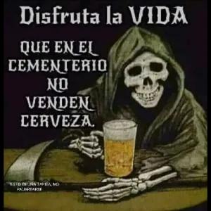 Disfruta la VIDA QUE EN EL CEMENTERIO NO VENDEN CERVEZA. ESTO ES UNA ΤΑΡΙΤΑ, ΝΟ PA'JARTARSE - getsticker.com