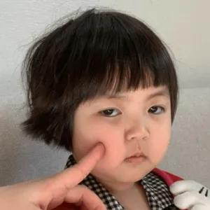 小朋友的脸蛋真可爱，忍不住想捏捏 - getsticker.com