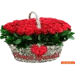 Café en negro, flores en color, vida en luz