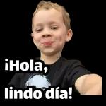 Chico de sonrisa falsa